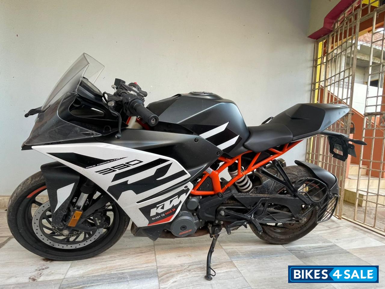 Black KTM RC 390