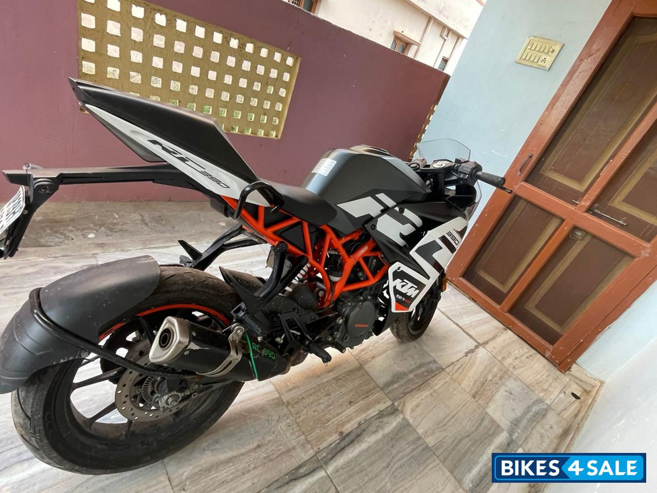 Black KTM RC 390