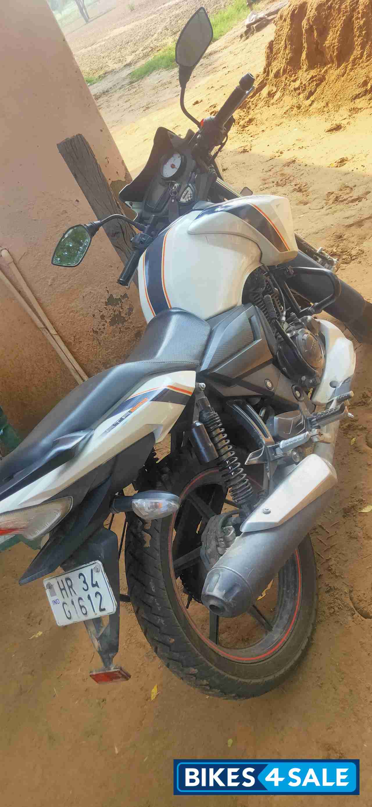 White TVS Apache RTR 160