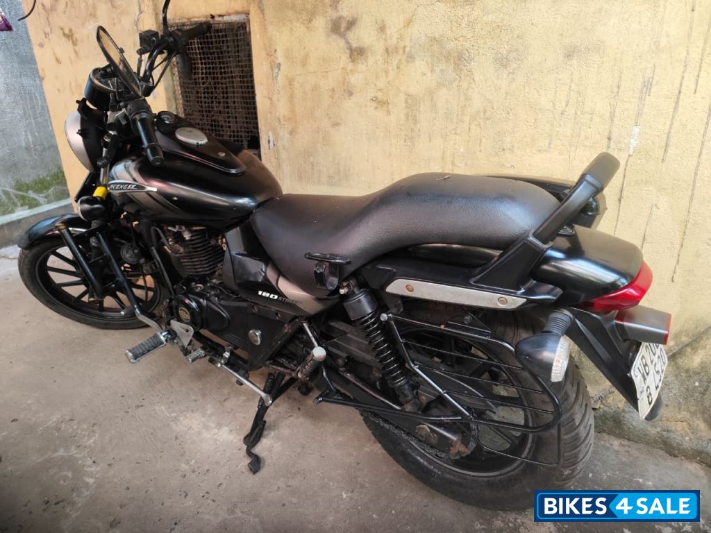 Black Bajaj Avenger 180 DTS-i