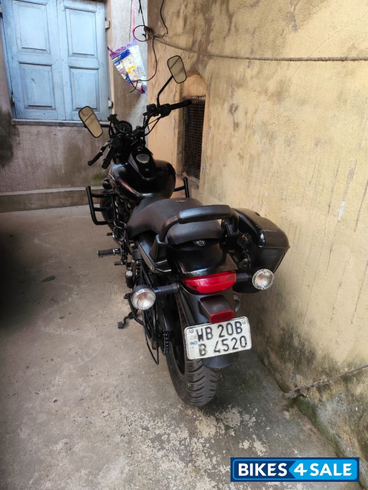 Black Bajaj Avenger 180 DTS-i