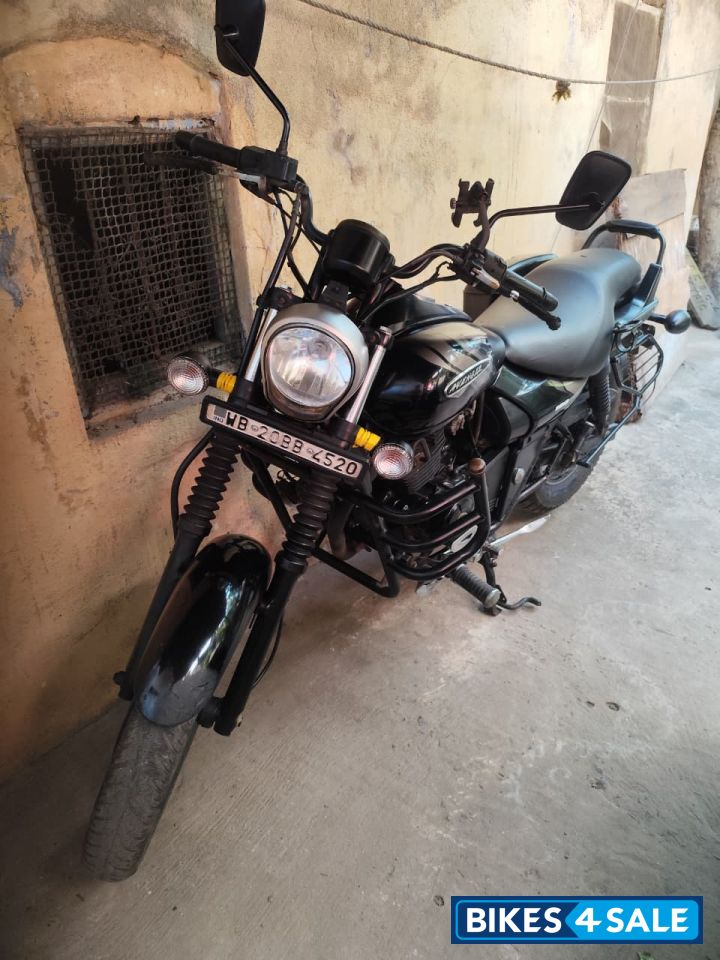 Black Bajaj Avenger 180 DTS-i