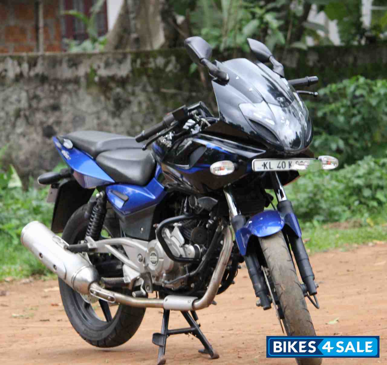 Bajaj Pulsar 220F