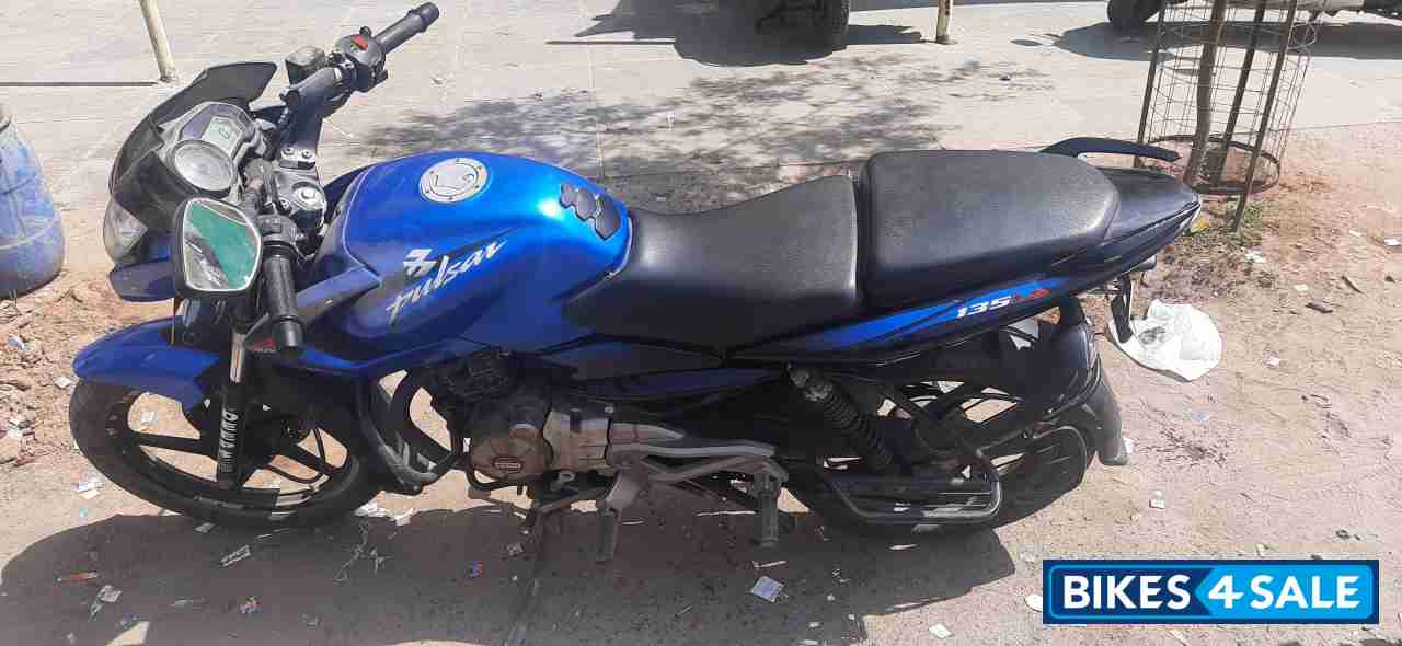 Blue Bajaj Pulsar 135LS