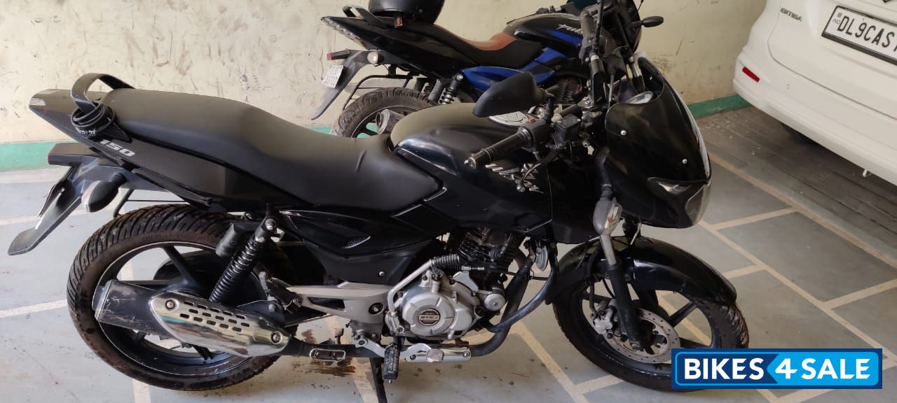 Black Bajaj Pulsar 150