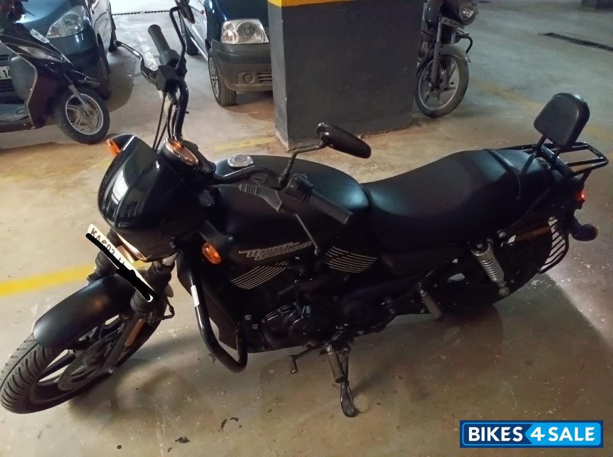 Black Harley Davidson Street 750