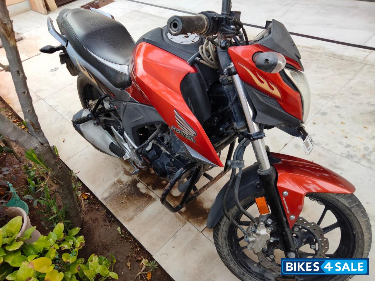 Orange Honda CB Hornet 160R