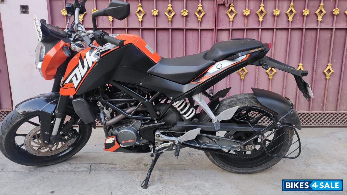 Orange KTM Duke 200