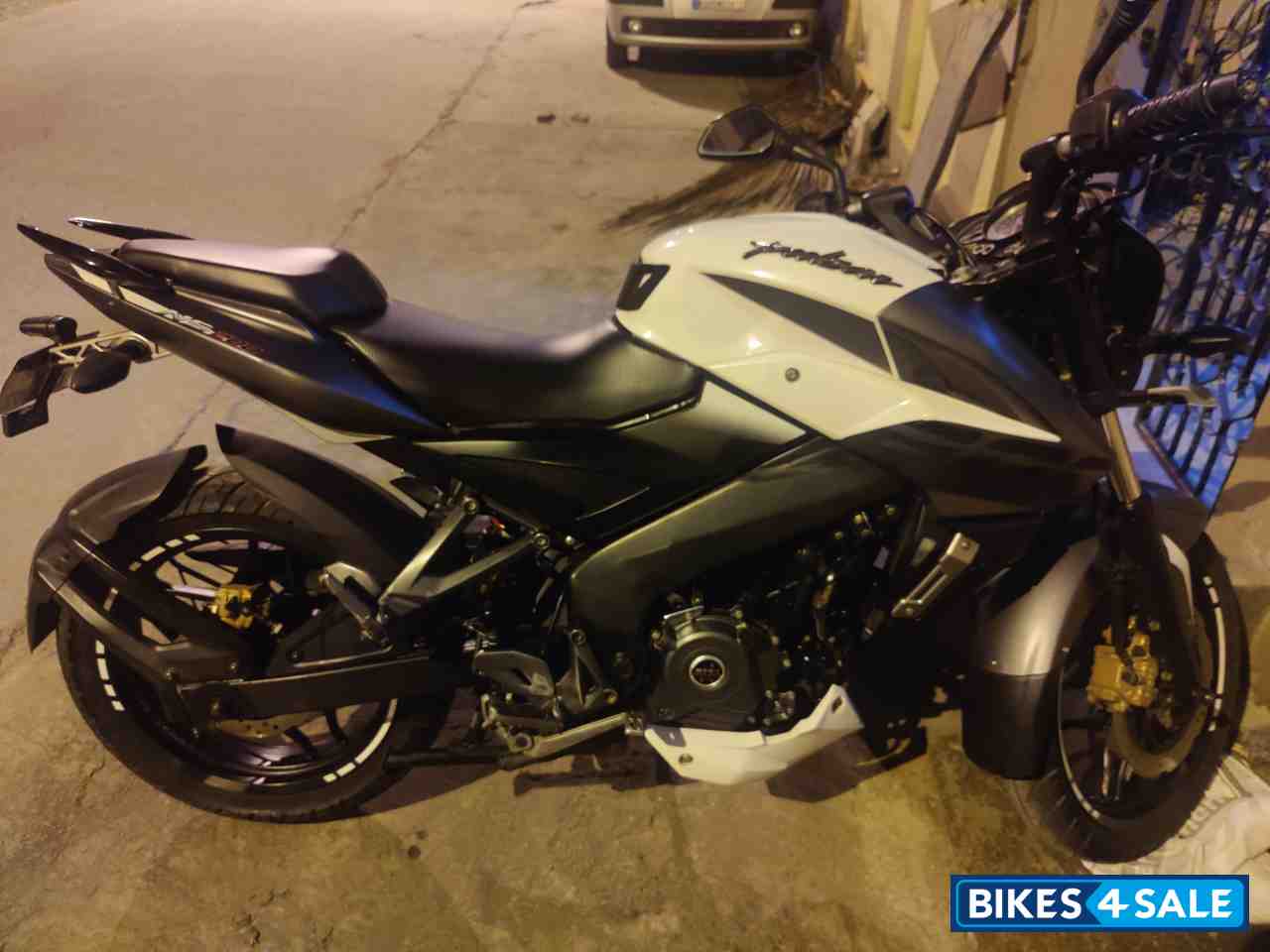 White Bajaj Pulsar 200 NS