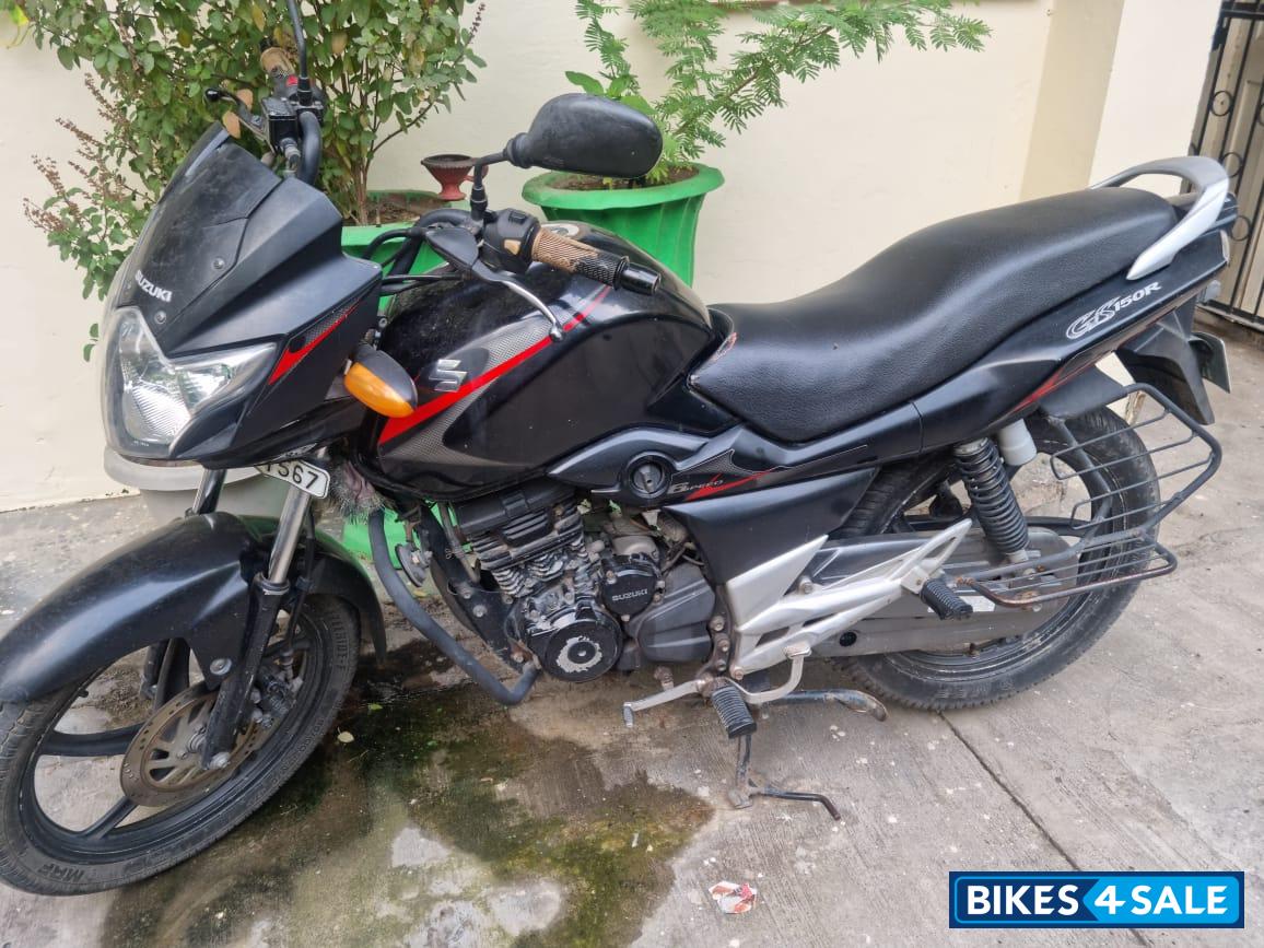 Black Suzuki GS 150R