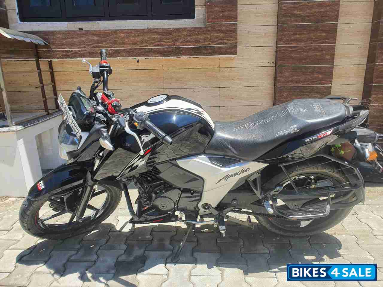 Black TVS Apache RTR 160 4V BS6