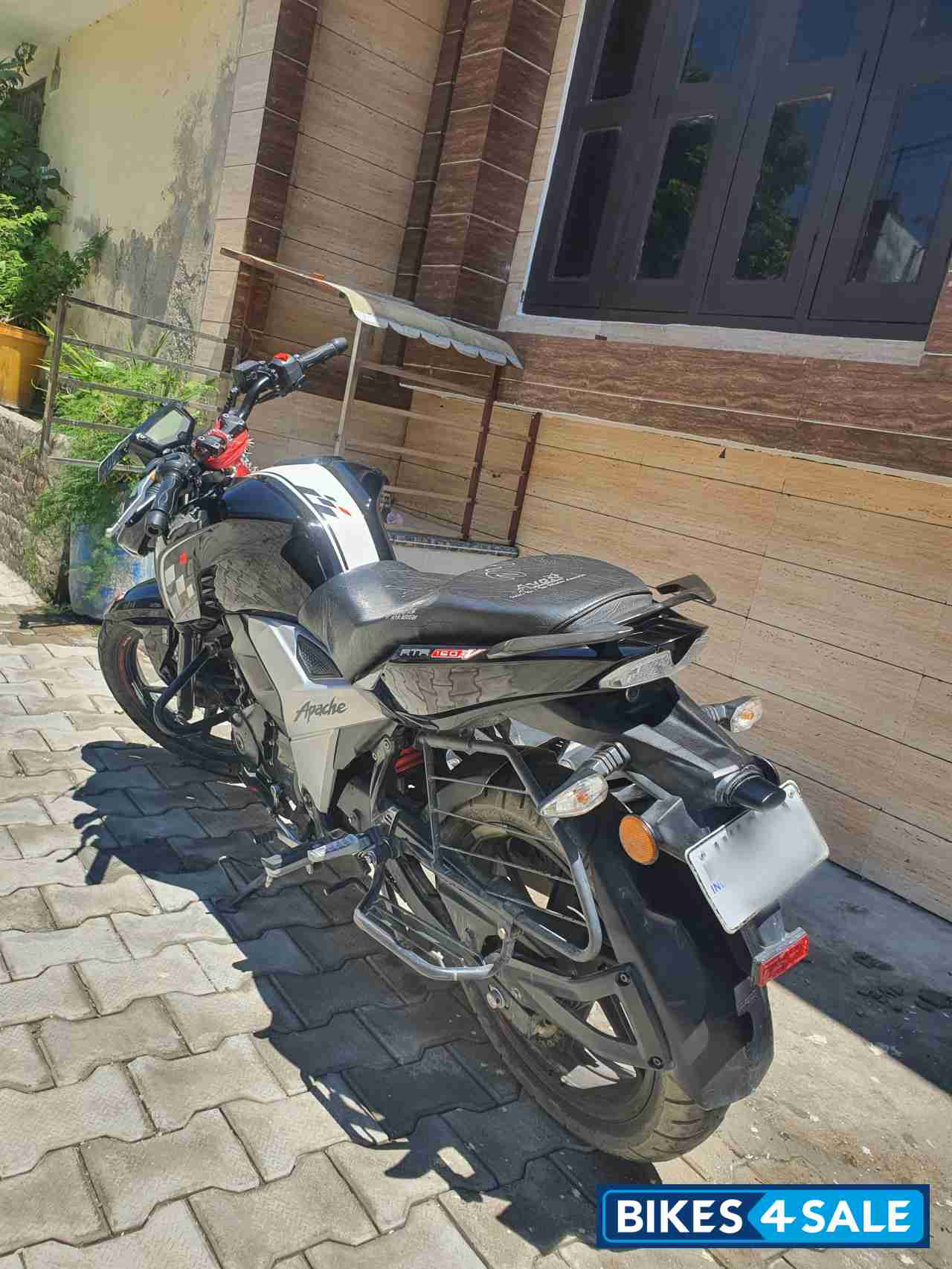 Black TVS Apache RTR 160 4V BS6