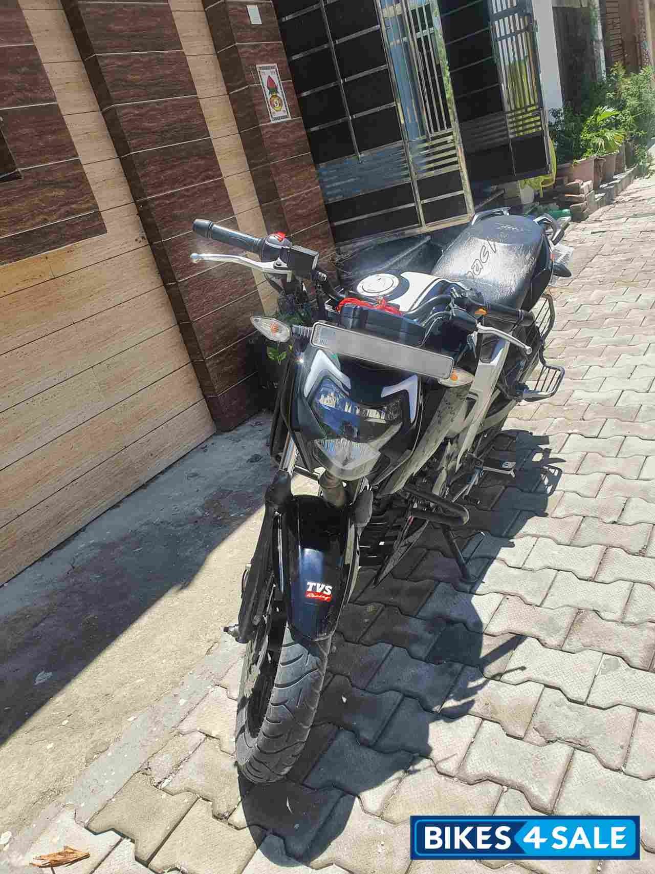Black TVS Apache RTR 160 4V BS6