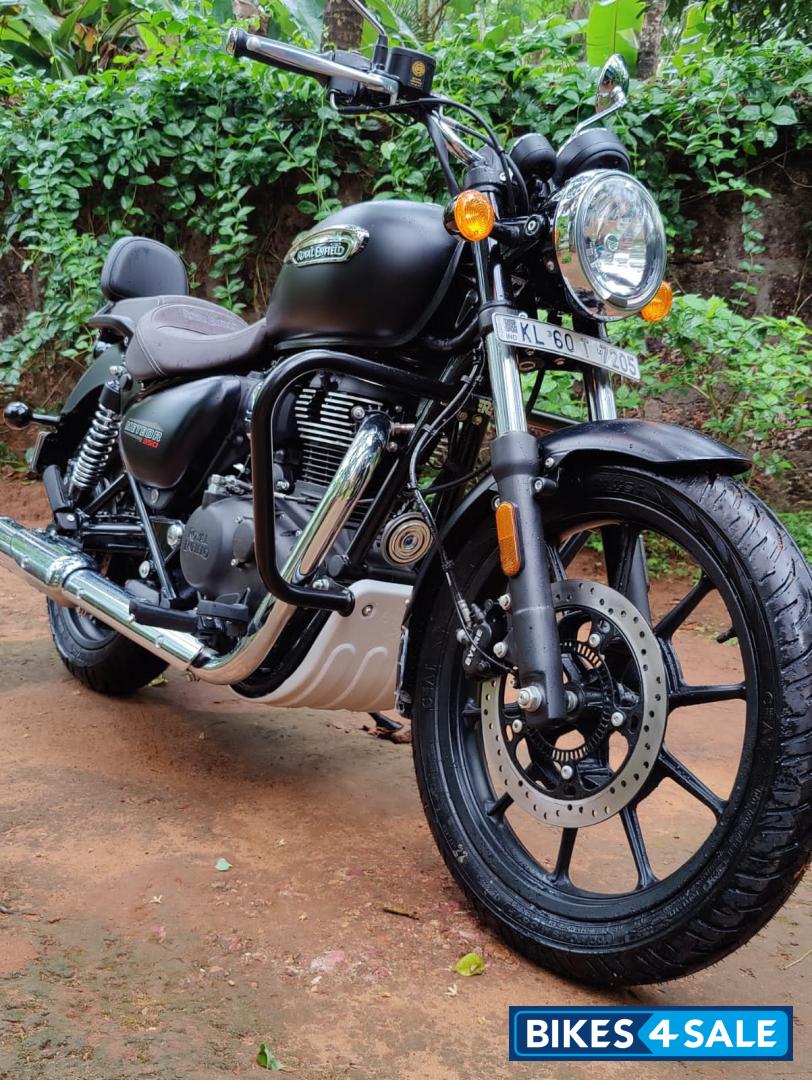 Matte Black Royal Enfield 2022 Meteor 350