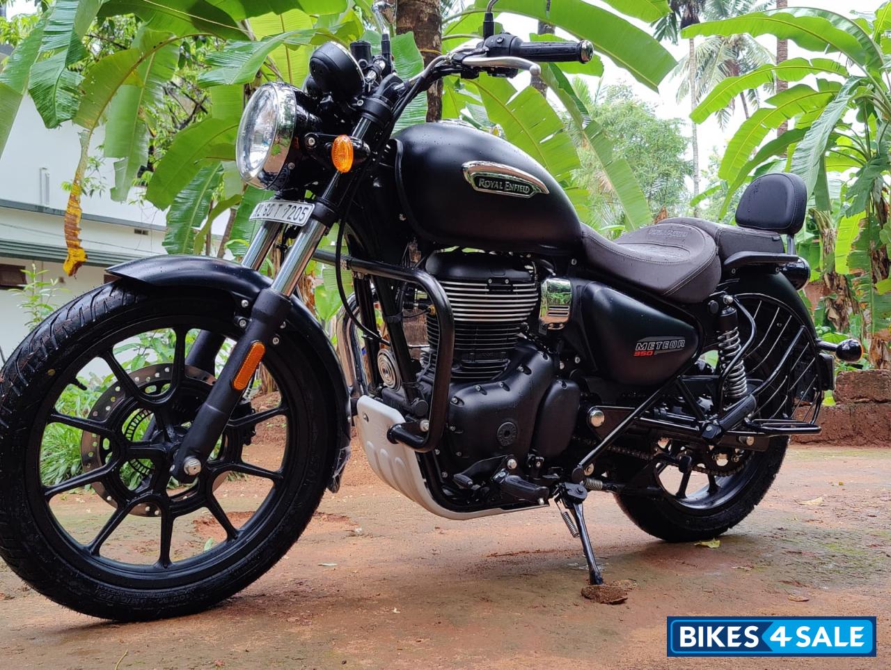 Matte Black Royal Enfield 2022 Meteor 350