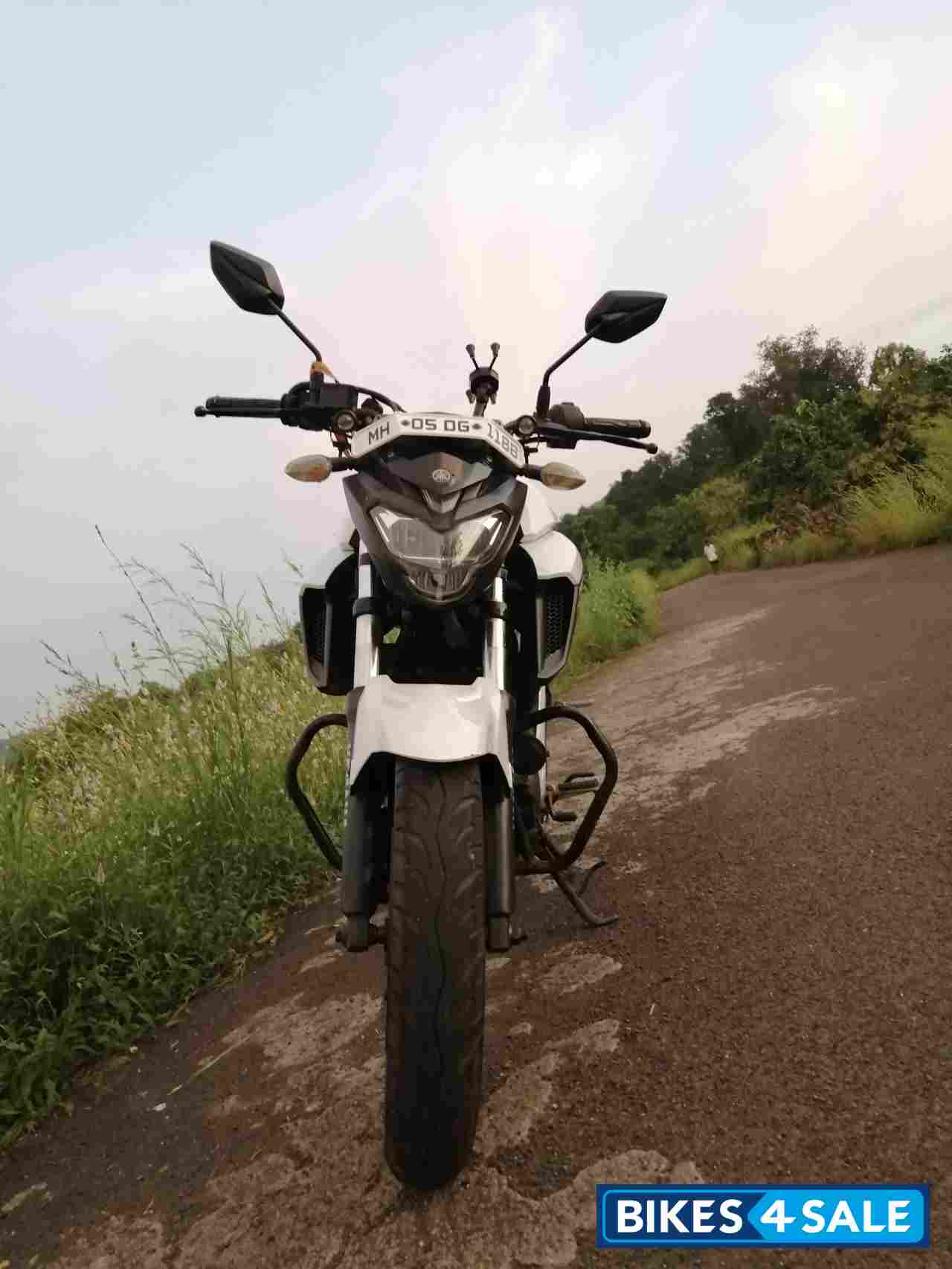 White Yamaha FZ25
