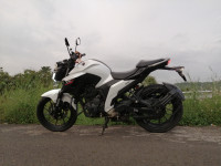 White Yamaha FZ25