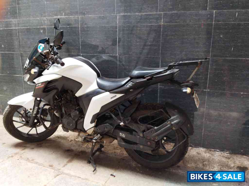 White Yamaha FZ25