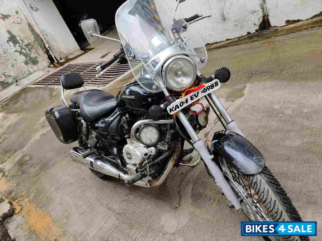 Black Bajaj Avenger 220 DTS-i