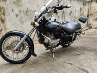 Black Bajaj Avenger 220 DTS-i
