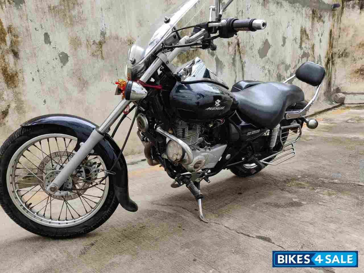 Black Bajaj Avenger 220 DTS-i Black Bajaj Avenger 220 DTS-i
