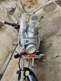 Black Bajaj Avenger 220 DTS-i