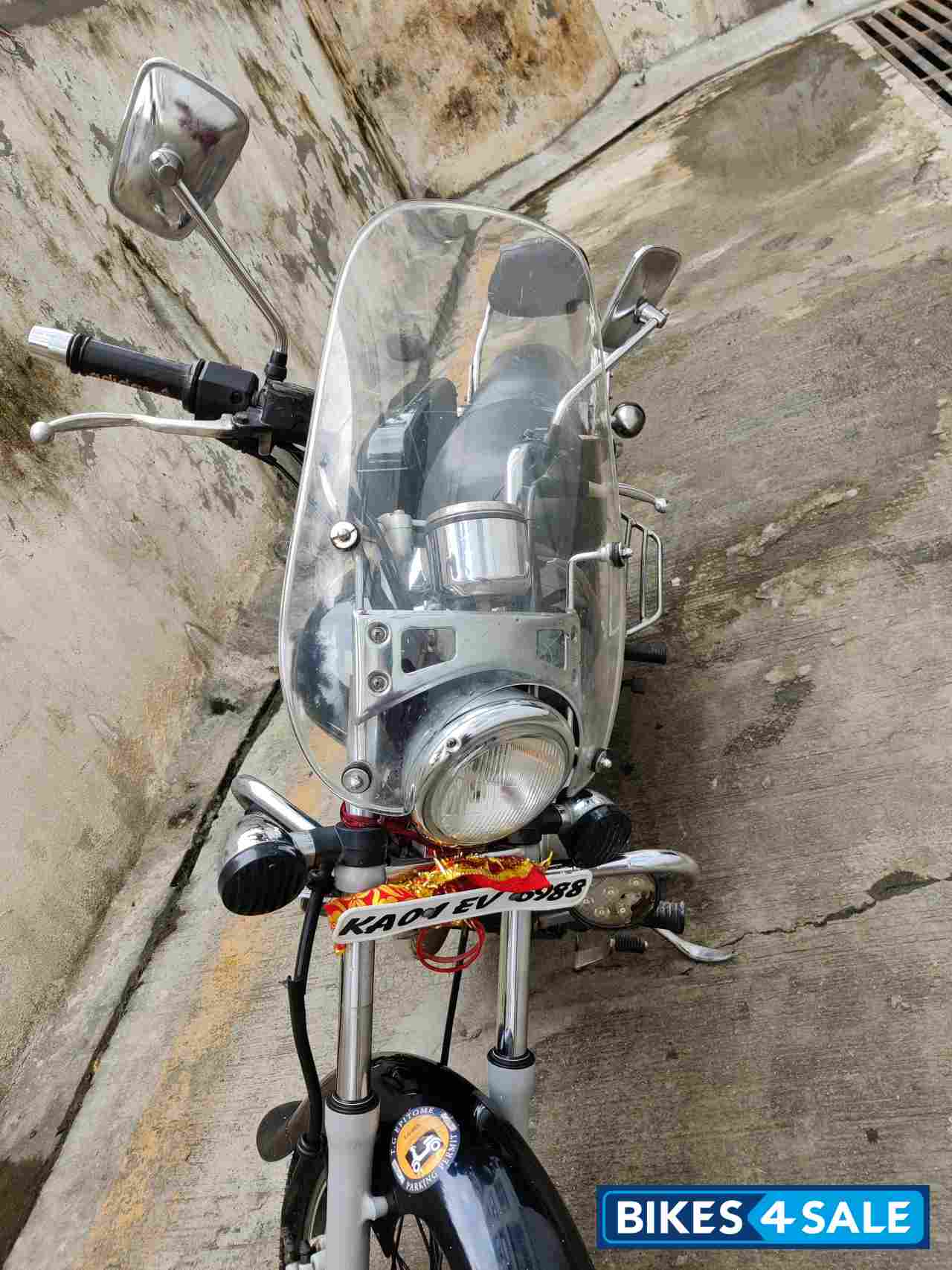 Black Bajaj Avenger 220 DTS-i Black Bajaj Avenger 220 DTS-i