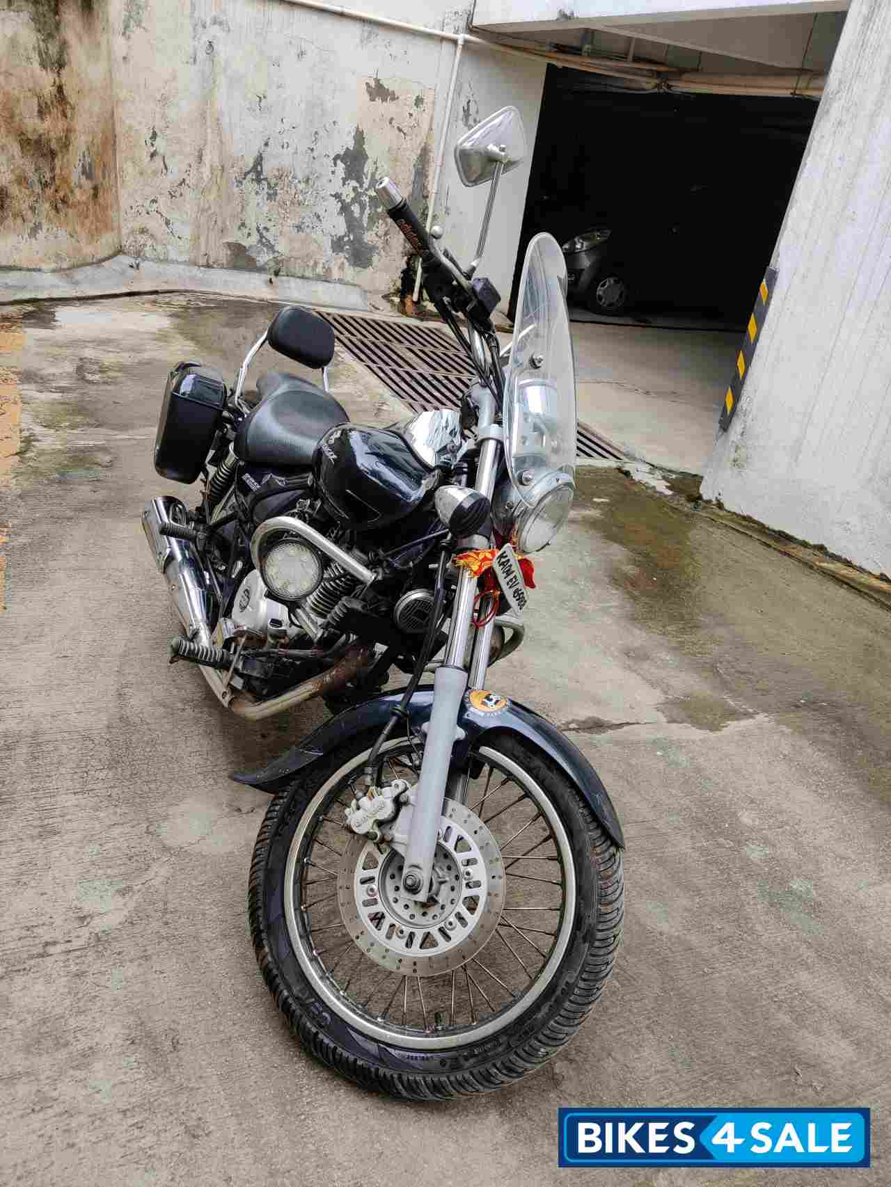 Black Bajaj Avenger 220 DTS-i Black Bajaj Avenger 220 DTS-i
