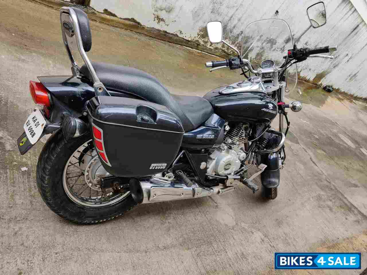 Black Bajaj Avenger 220 DTS-i Black Bajaj Avenger 220 DTS-i
