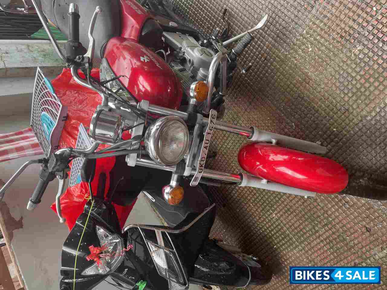 Red Bajaj Avenger 220 DTS-i