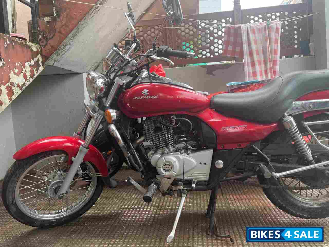 Red Bajaj Avenger 220 DTS-i