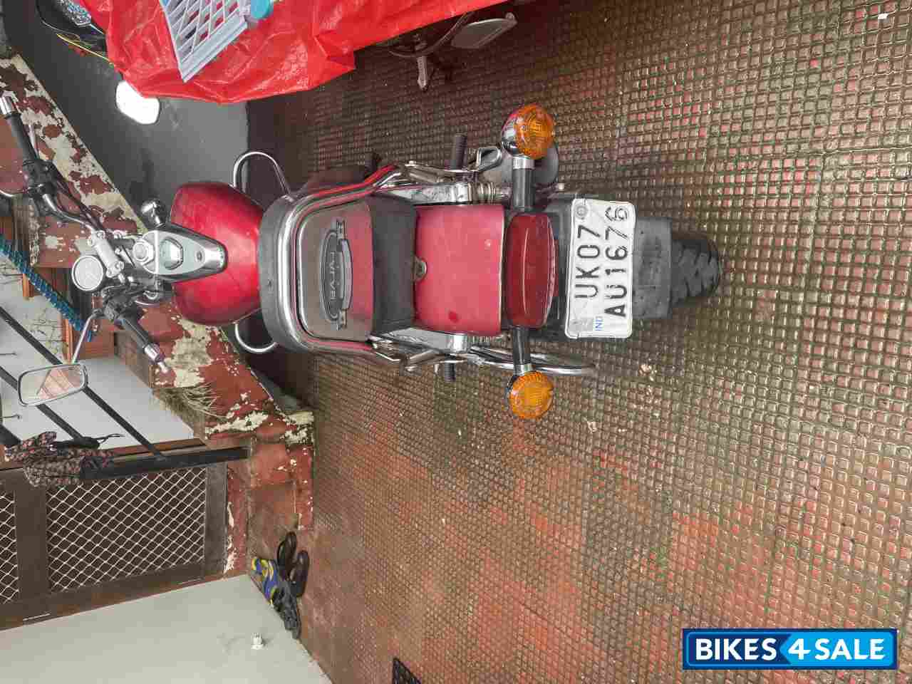 Red Bajaj Avenger 220 DTS-i