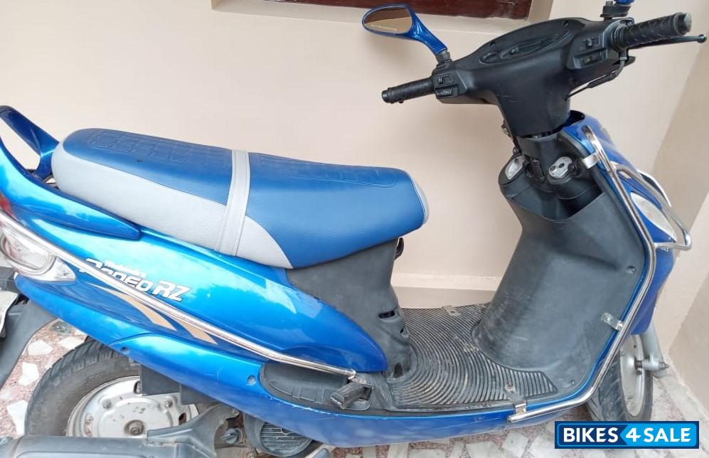 Blue Mahindra Rodeo RZ