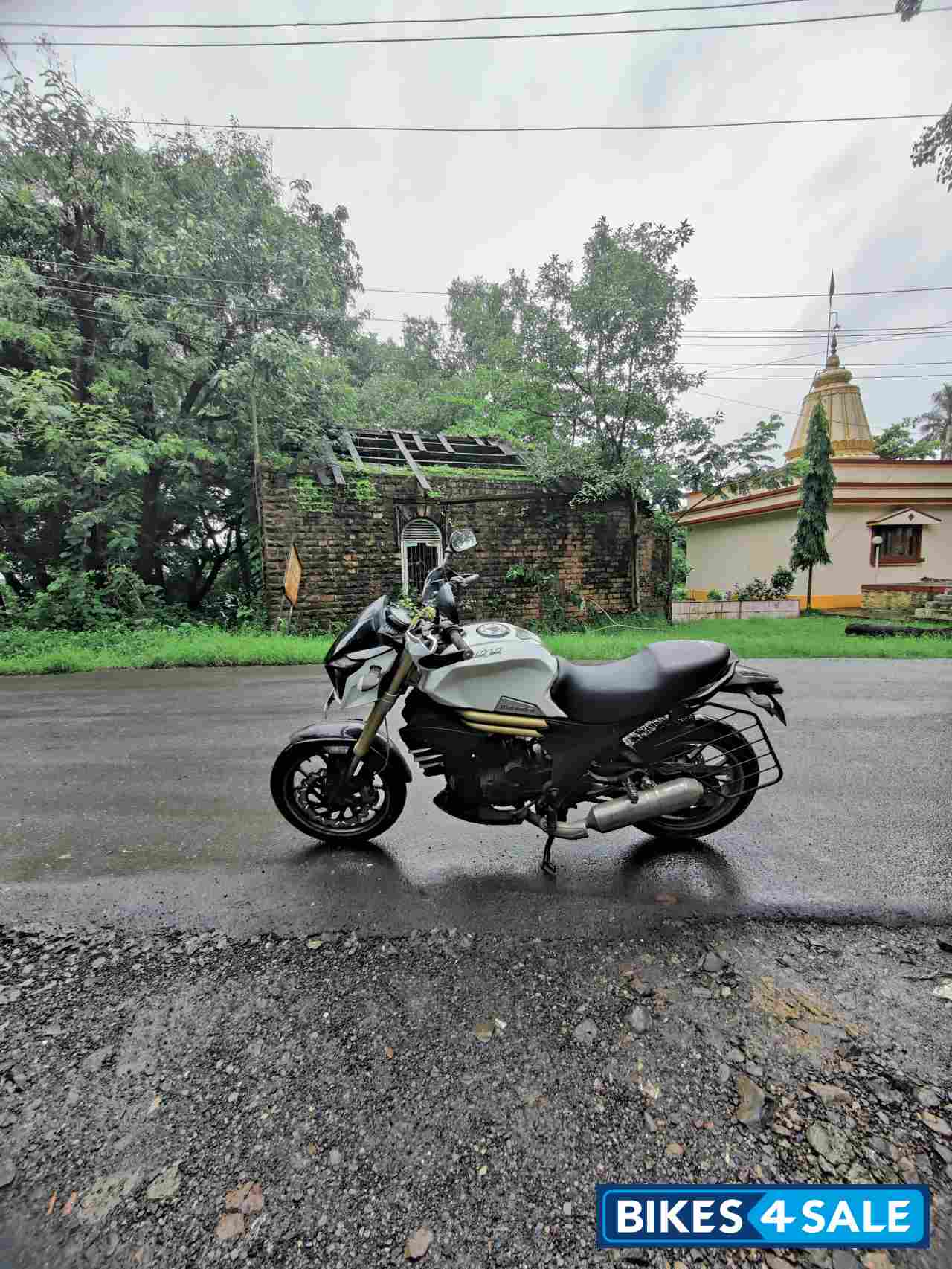 Mahindra Mojo