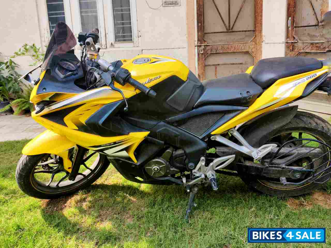 Black And Yellow Bajaj Pulsar RS 200 ABS