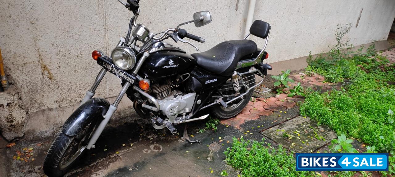 Black Bajaj Avenger 220 DTS-i