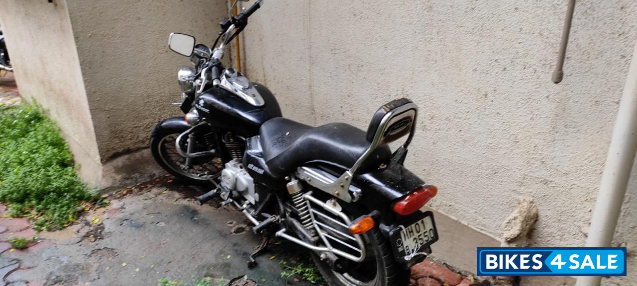 Black Bajaj Avenger 220 DTS-i