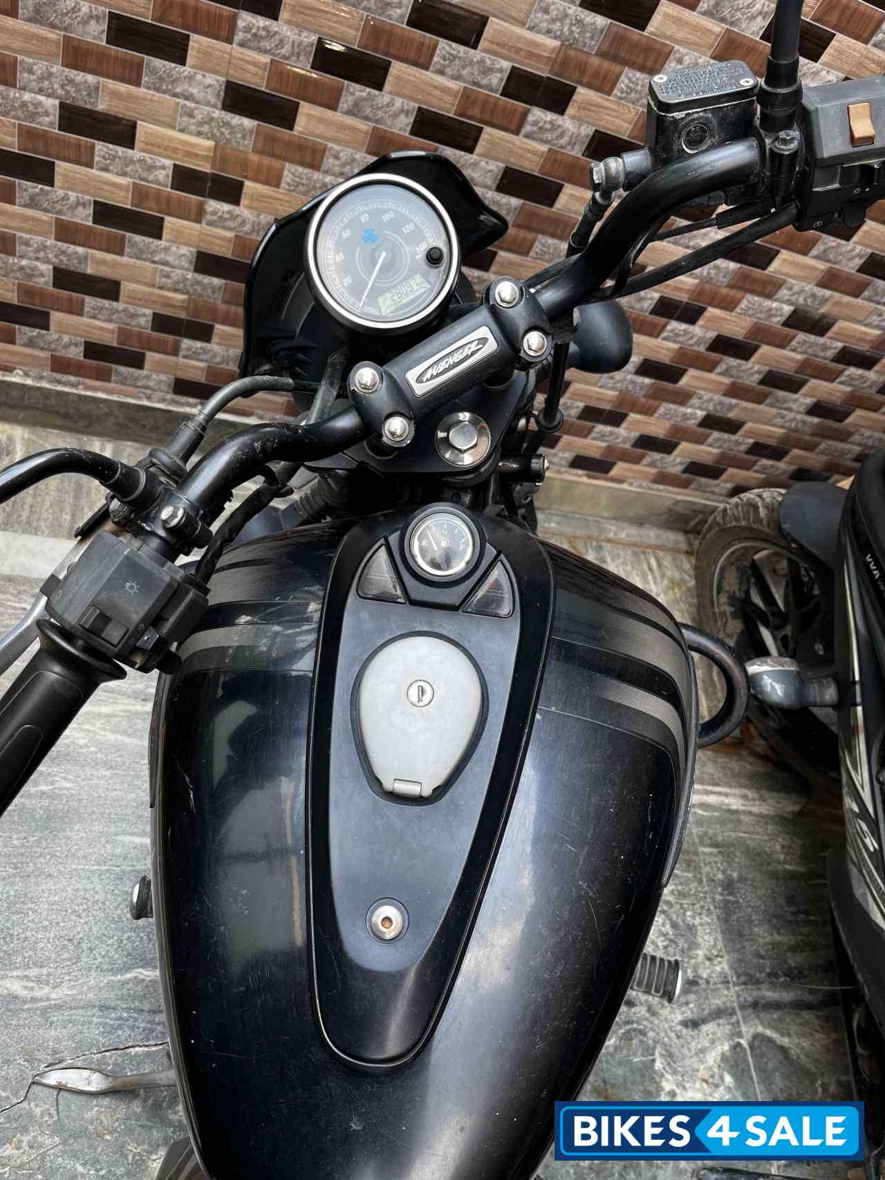 Bajaj Avenger 180 DTS-i