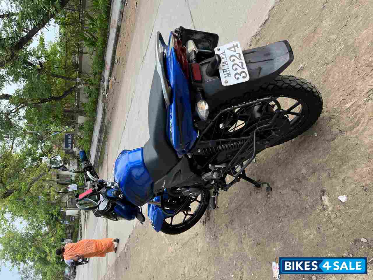 Blue Bajaj Discover 125T