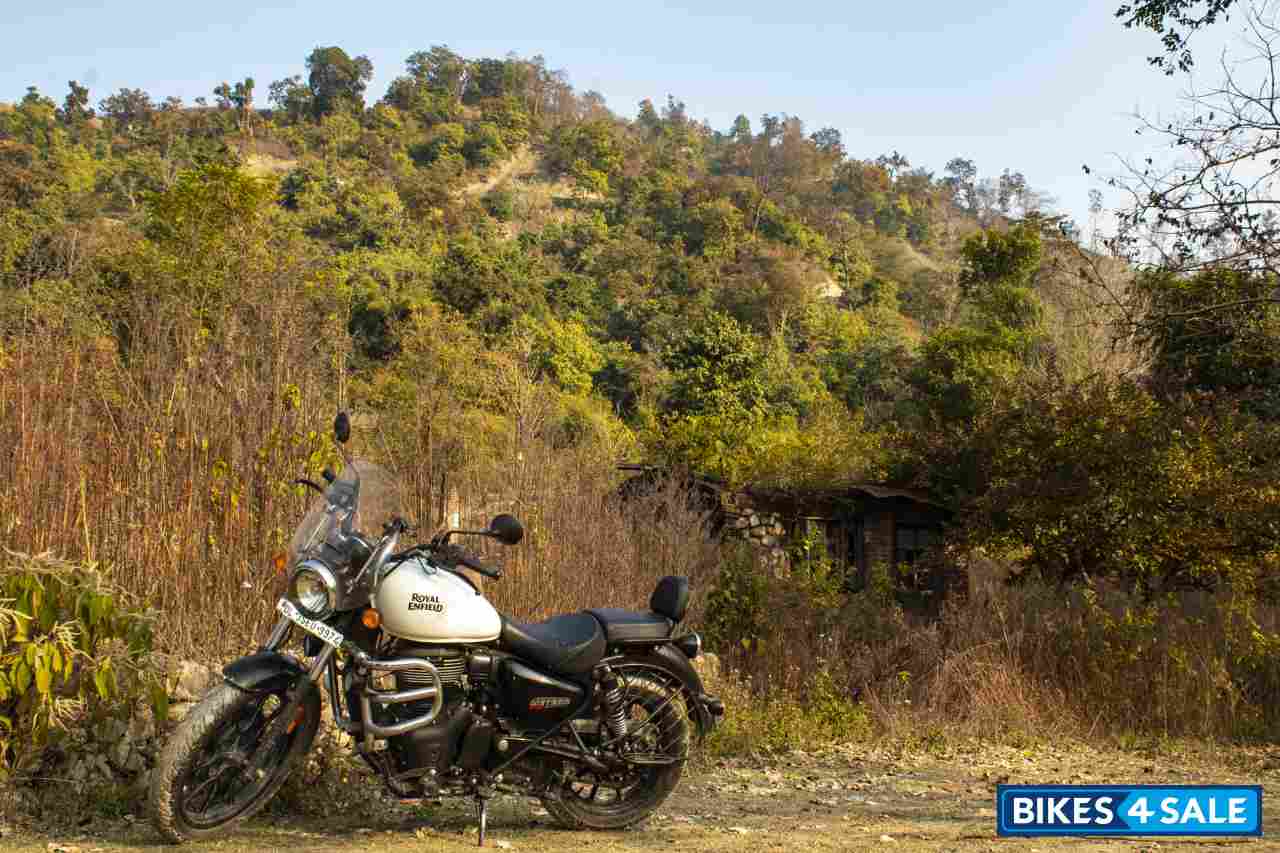 Custom White Royal Enfield Meteor 350