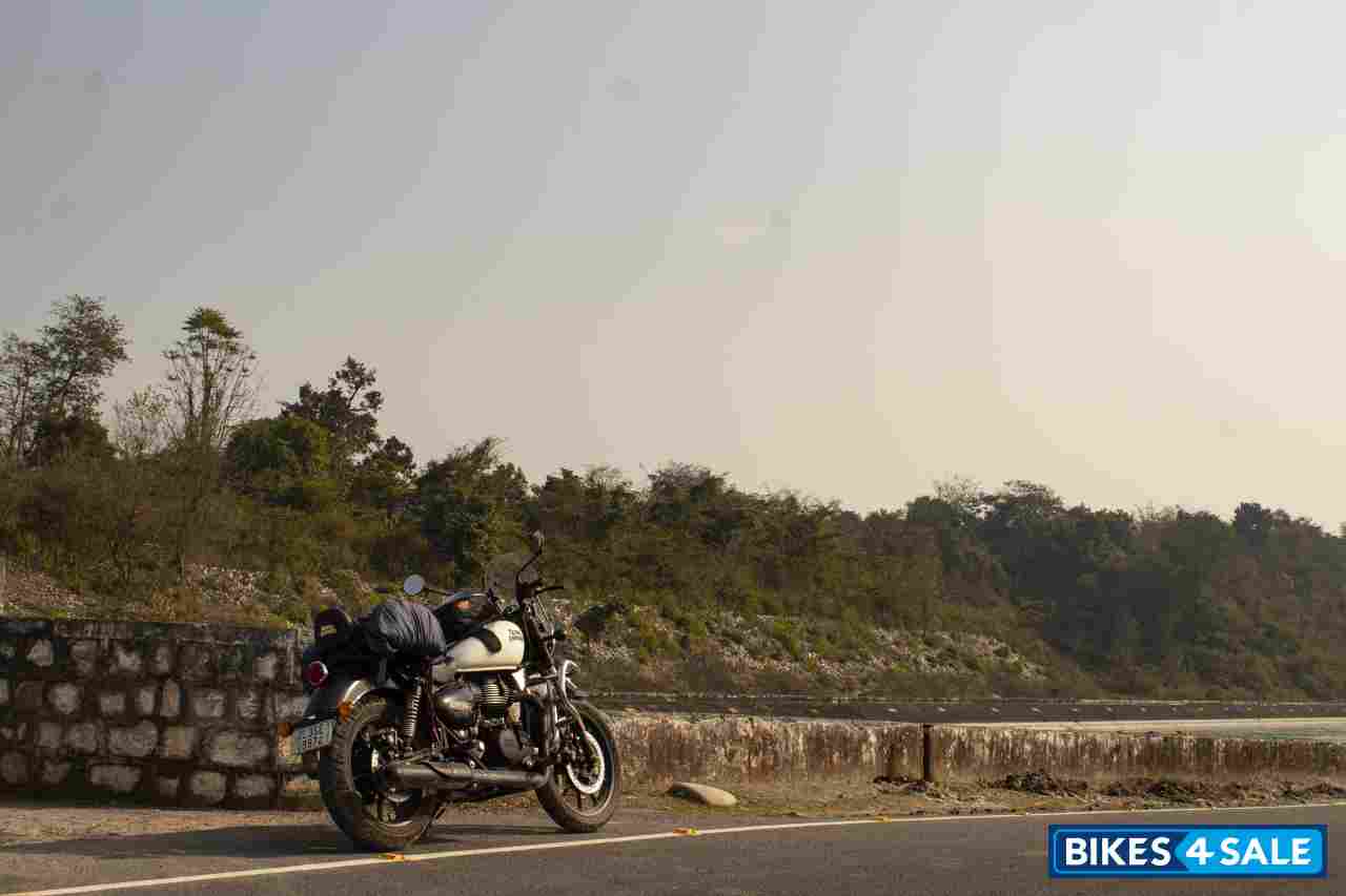Custom White Royal Enfield Meteor 350