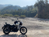 Custom White Royal Enfield Meteor 350