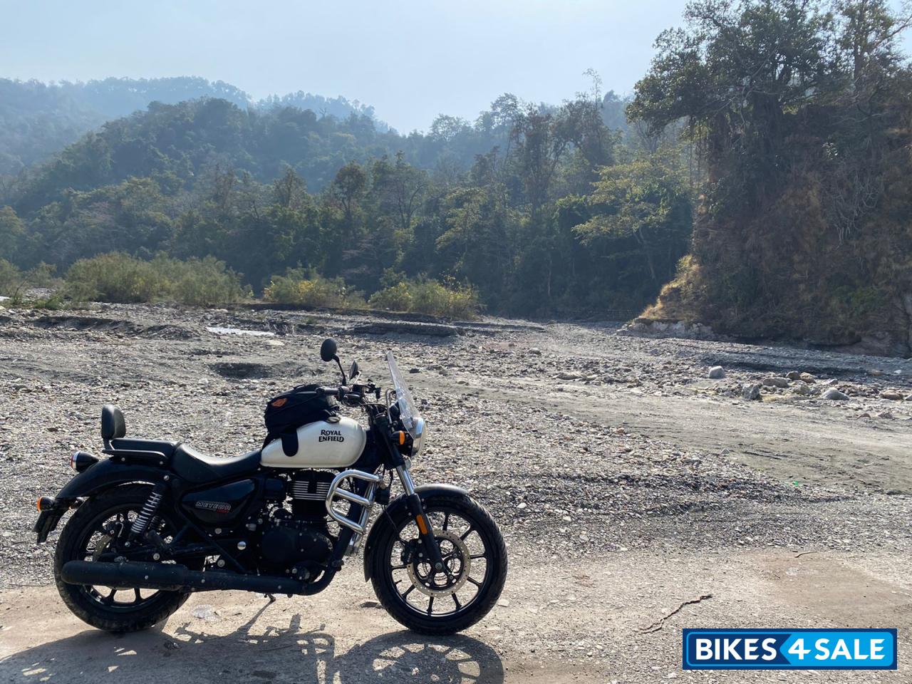 Custom White Royal Enfield Meteor 350