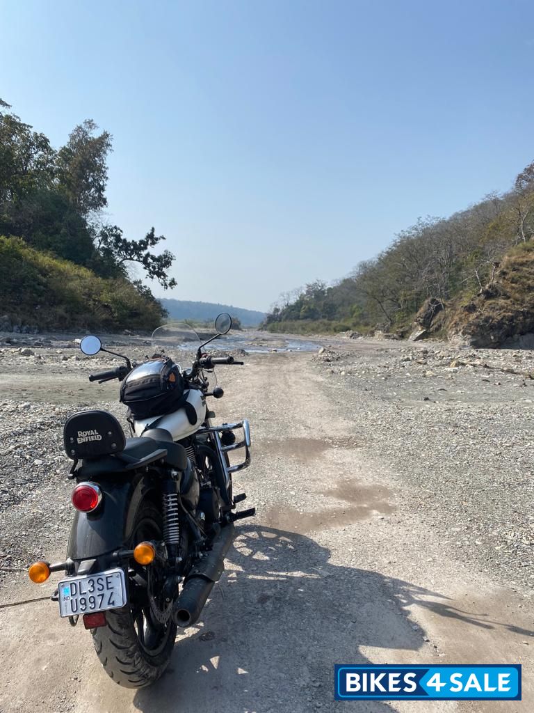 Custom White Royal Enfield Meteor 350