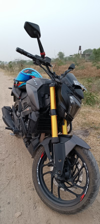 Balck Bajaj Dominar 250