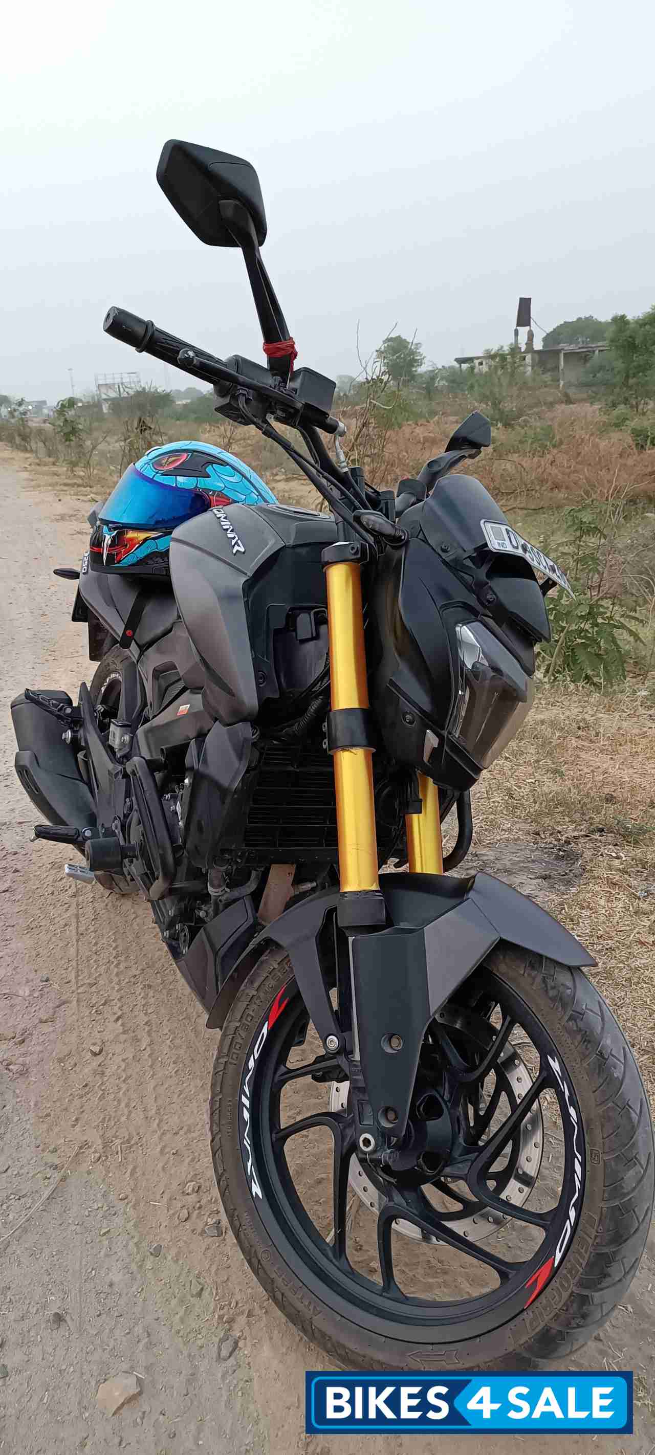 Balck Bajaj Dominar 250
