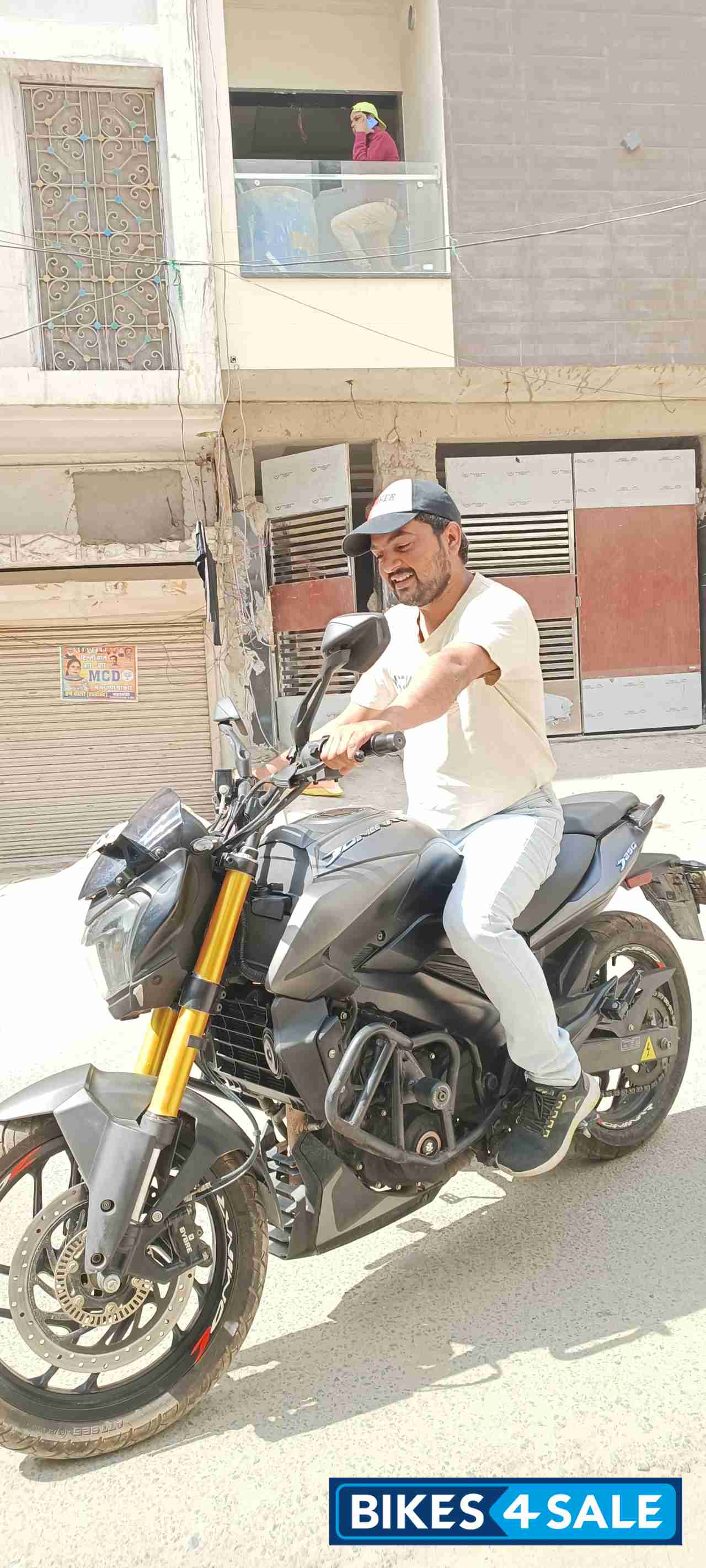 Balck Bajaj Dominar 250