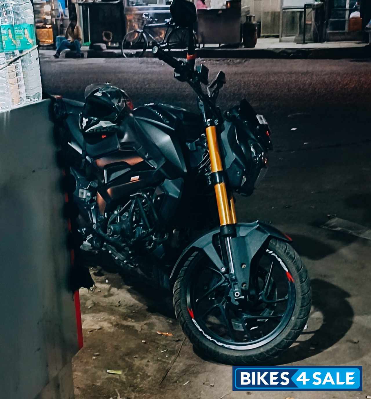 Balck Bajaj Dominar 250