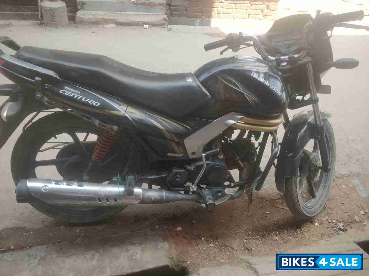 Black Mahindra Centuro