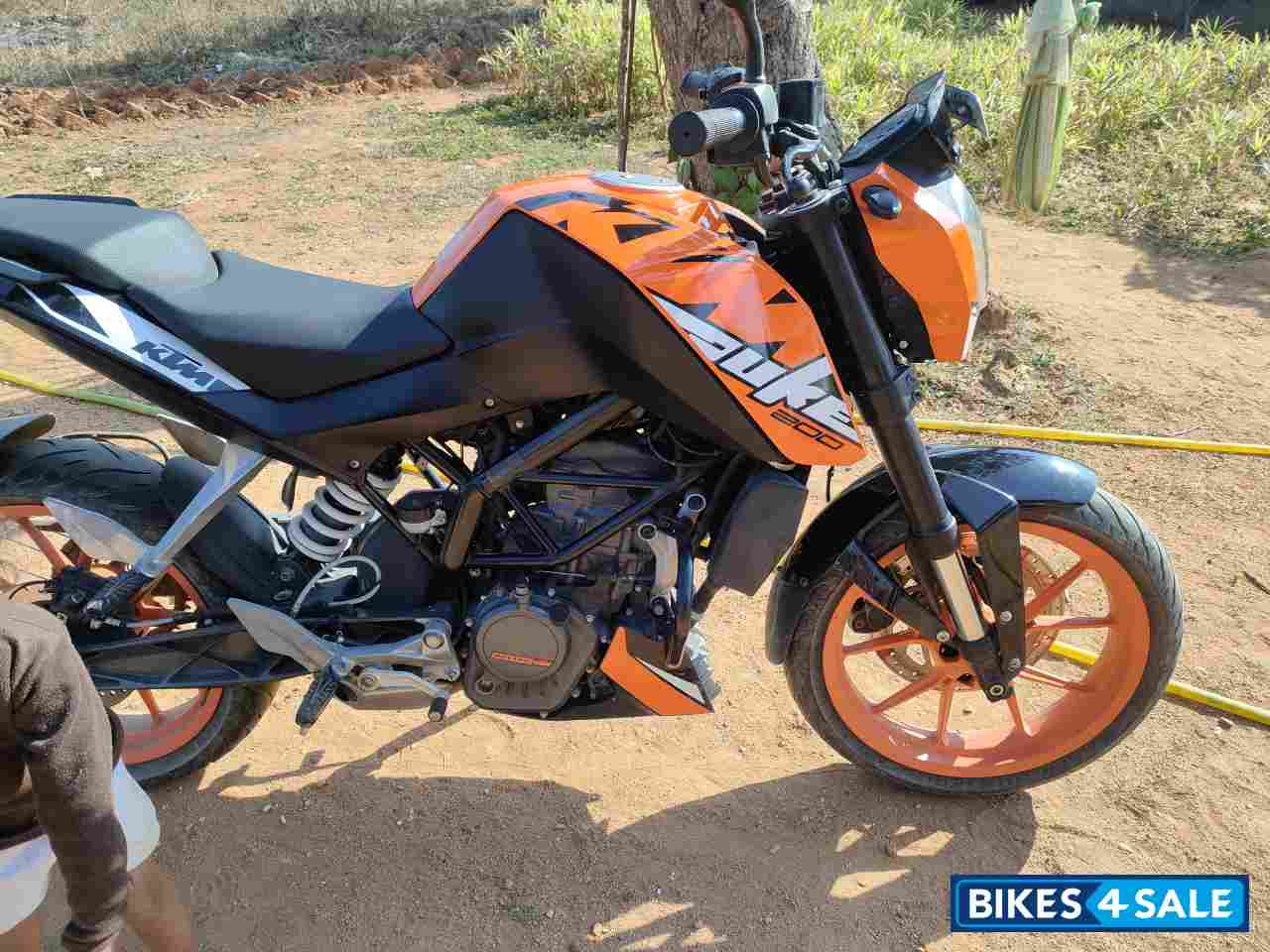 Orange KTM Duke 200 ABS Orange KTM Duke 200 ABS